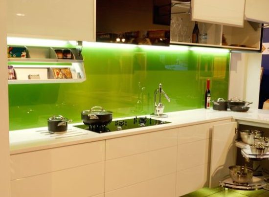 Цветное стекло в интерьере дома