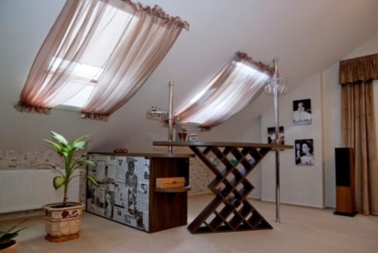 Шторы для мансардных окон – создаем уют под крышей дома