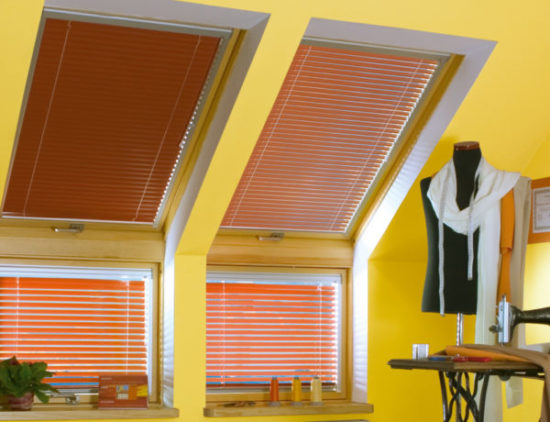 Шторы для мансардных окон – создаем уют под крышей дома